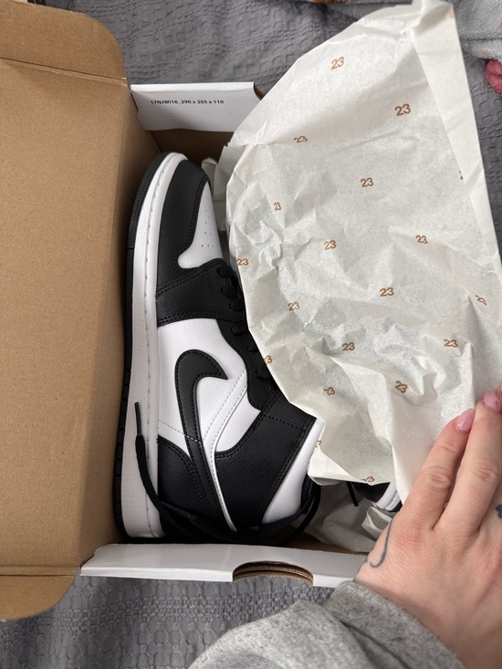 Jordan Shoes - Womens Air Jordan 1 MID - black and white